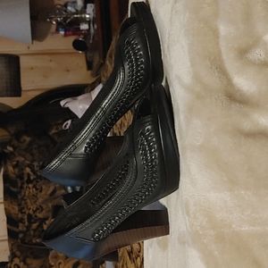 Used American Eagle 7.5 black heels